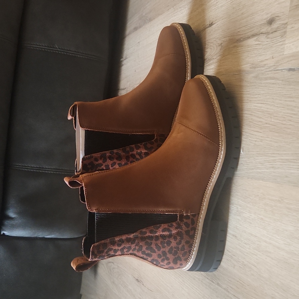 NWT Tom's Boot